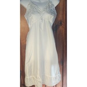 Beautiful Vintage Unbranded (with no tags \Silky6 Slip Dress (see measurements)